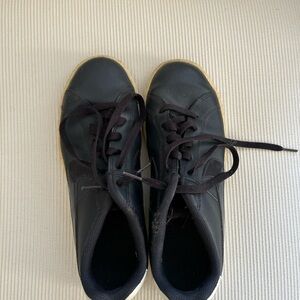 Nike Black Women’s Sneakers with Gum Sole